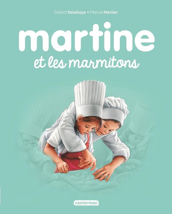 Deux enfants portant des toques de chef et des tabliers préparent à manger sur une table. Titre : Martine et les marmitons.
