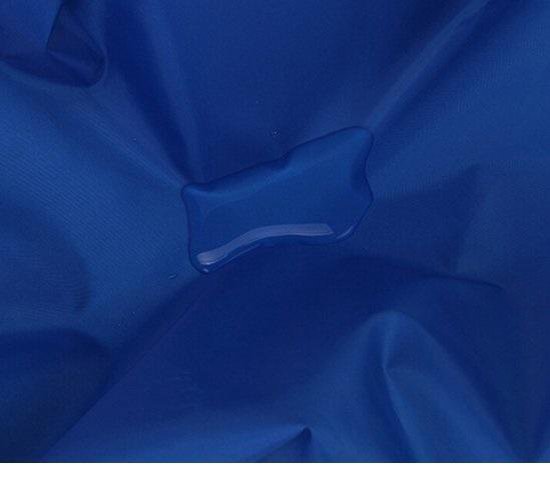 Blauwe stof met waterdruppels erop