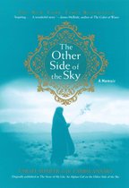 Boekomslag van 'The Other Side of the Sky', een memoires van Farah Ahmedi, met een vrouw in een boerka op een woestijnlandschap.