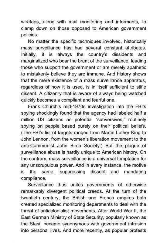 Le texte explore l'histoire de la surveillance de masse, les techniques utilisées et son impact sur les libertés civiles.