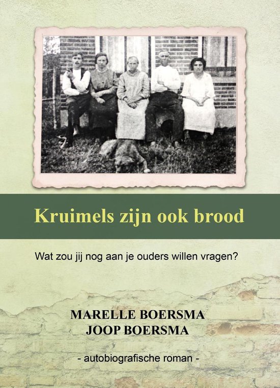 Voorpagina met een oude foto van vijf personen en een hond. Titel: Kruimels zijn ook brood.