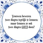 Tegeltje met Spreuk (Tegeltjeswijsheid): Vrouwen beweren twee dingen tegelijk te kunnen; maar kunnen ze ook twee dingen GOED doen? + Kado verpakking & Plakhanger