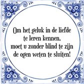 Tegeltje met Spreuk (Tegeltjeswijsheid): Om het geluk in de liefde te leren kennen, moet u zonder blind te zijn de ogen weten te sluiten! + Kado verpakking & Plakhanger