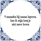 Tegeltje met Spreuk (Tegeltjeswijsheid): 9 maanden bij mama logeren, kon ik mijn kontje niet meer keren + Kado verpakking & Plakhanger