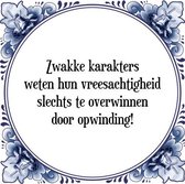 Tegeltje met Spreuk (Tegeltjeswijsheid): Zwakke karakters weten hun vreesachtigheid slechts te overwinnen door opwinding! + Kado verpakking & Plakhanger