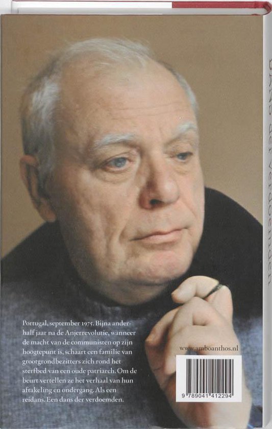 Portret van een oudere man met grijs haar, die een zwart vest draagt. Titel 'Dans der verdoemden' zichtbaar.