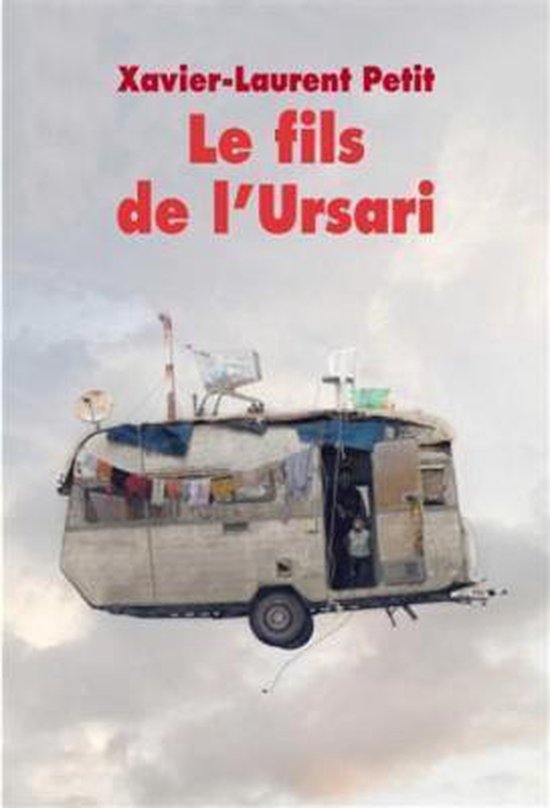 De omslag van het boek 'Le fils de l'Ursari' toont een woonwagen die in de lucht zweeft. De woonwagen is versierd met wasgoed en antennes.