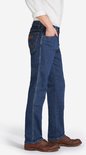 Blauwe Wrangler jeans, regular fit, gedragen met wit gestreept overhemd en bruine schoenen, zij-aanzicht.