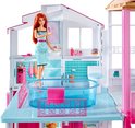 Roodharige Barbie met blauw-wit gestreept jurkje in een Barbie badkamer, met tandenborstel bij een wastafel en bad.
