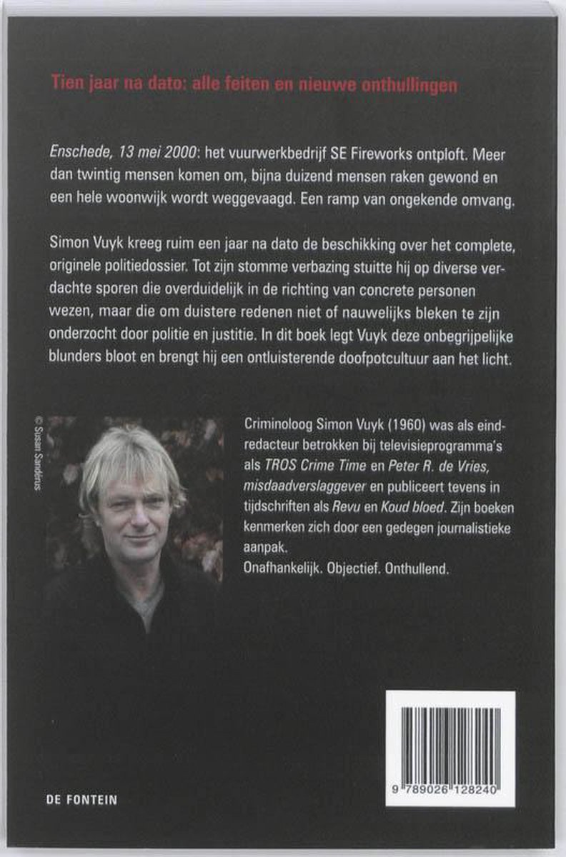 Cover van 'SIMON VUYK CRIME JOURNALIST' met een apocalyptisch tafereel van verwoesting.