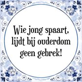 Tegeltje met Spreuk (Tegeltjeswijsheid): Wie jong spaart, lijdt bij ouderdom geen gebrek! + Kado verpakking & Plakhanger