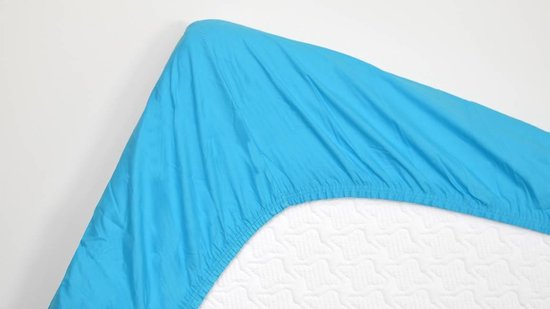 Drap-housse turquoise placé sur un matelas.
