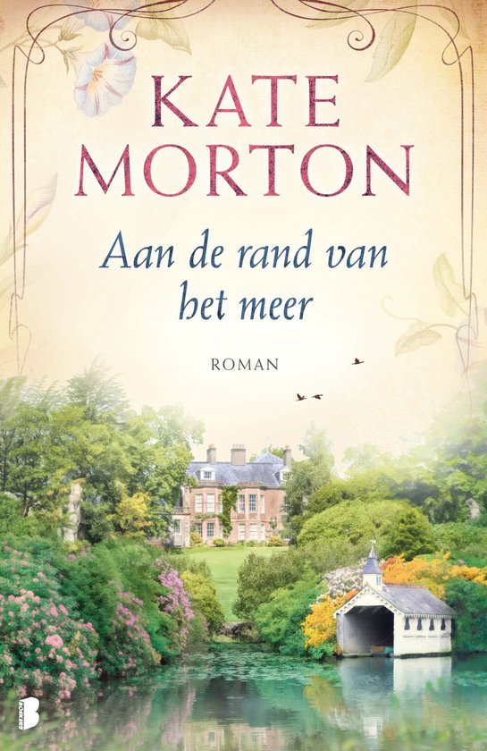 Boekomslag: Kate Morton, Aan de rand van het meer. Een landhuis in een weelderige tuin aan een meer met een boothuis.
