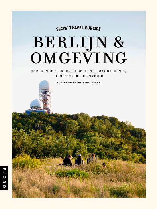 Boekomslag: Berlijn & Omgeving met drie mensen in een weide voor de Teufelsberg radarpost in Berlijn.