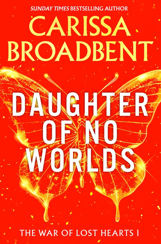 Couverture de livre avec un grand papillon doré sur fond rouge avec des éclats dorés. "DAUGHTER OF NO WORLDS" en lettres blanches sur le papillon.
