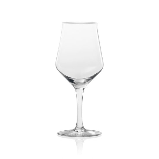 Leeg, helder, kelkvormig bierglas op een voet met reflectie.