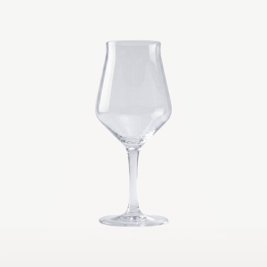 Leeg, helder, kelkvormig bierglas op een voet.
