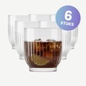 Ensemble de six verres à eau avec nervures verticales, un rempli de boisson, glace et citron vert.