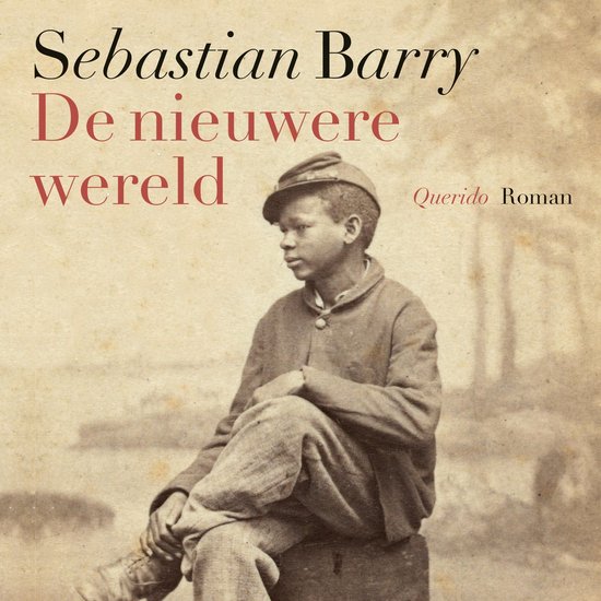 Un jeune homme en uniforme de soldat avec une casquette, assis et regardant sur le côté. Titre : Sebastian Barry De nieuwere wereld Querido Roman.