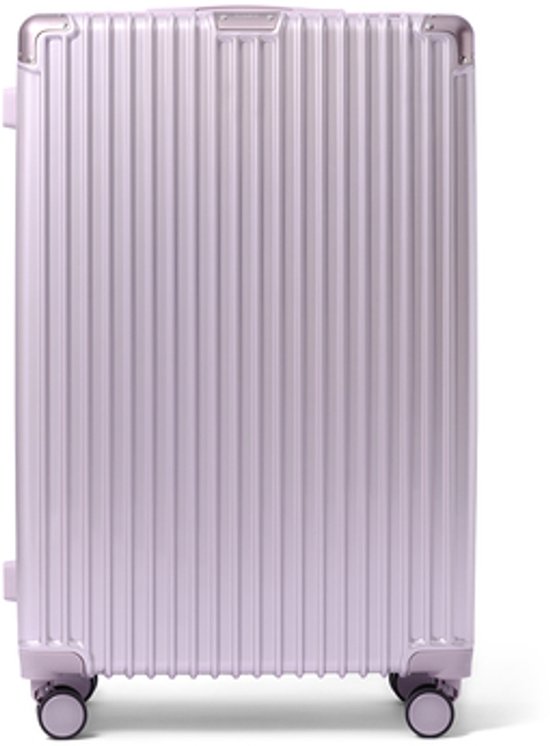 Lichtroze koffer op vier wieltjes, met een gestreept design en metalen hoeken.