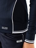 Detail van de zoom en logo van een donkerblauw trainingsjack met witte bies. Merk: Sjeng Sports.