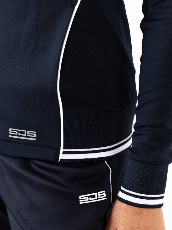 Detail van de zoom en logo van een donkerblauw trainingsjack met witte bies. Merk: Sjeng Sports.