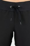Zwarte dames trainingsbroek met zwarte veter aan de voorkant en logo-details op de veteruiteinden.