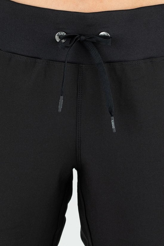 Zwarte dames trainingsbroek met zwarte veter aan de voorkant en logo-details op de veteruiteinden.