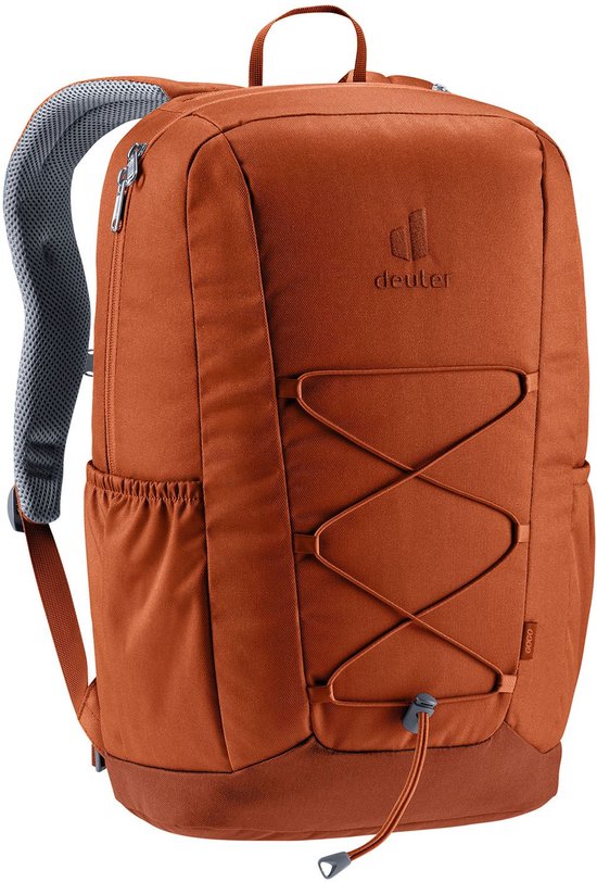 Koperbruine Deuter rugzak met Deuter logo en elastisch koord aan de voorkant.