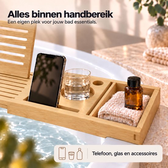 Houten badplank met telefoon, glas, kleine handdoek en flesje.