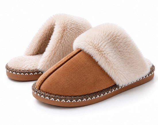 Bruine pantoffels met crèmekleurige pluche voering en decoratieve stiksels.