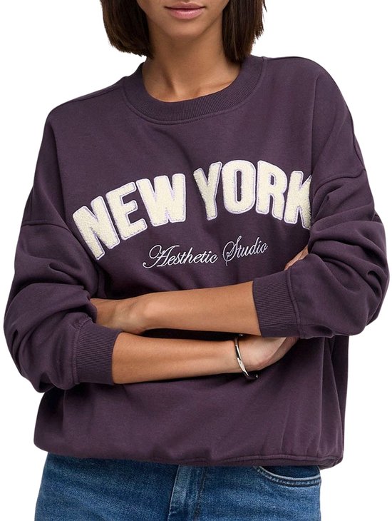 Paarse sweater met de tekst 'New York Aesthetic Studio' in crème.