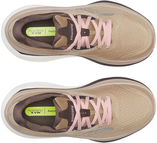 Bovenaanzicht van beige hardloopschoenen met roze veters en witte zolen.