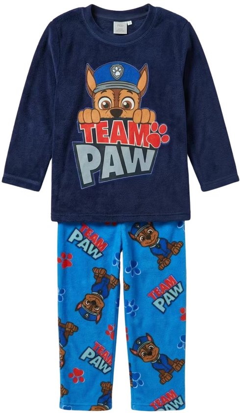 Marineblauwe pyjamaset met Paw Patrol-opdruk. Het shirt heeft een afbeelding van Chase met 'TEAM PAW'. De broek heeft een all-overprint van Chase met 'TEAM PAW'.