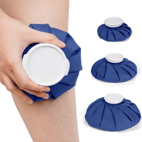 Een hand die een blauwe ijszak op een knie plaatst. Drie kleinere blauwe ijszakken op de achtergrond.