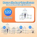 Twee grote constructies met blauwe stokken en gele/oranje insteekballen, met kinderen die spelen in verschillende formaten fort.