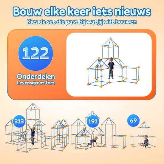 Twee grote constructies met blauwe stokken en gele/oranje insteekballen, met kinderen die spelen in verschillende formaten fort.