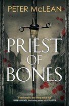 Boekomslag van 'Priest of Bones' door Peter McLean, met een zwaard voor een stedelijke achtergrond met bloedvlekken.