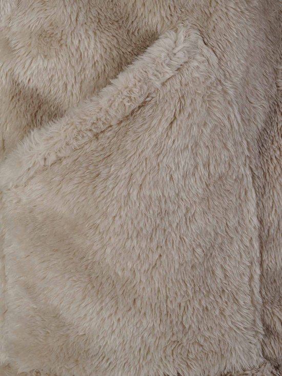 Detail van de zandkleurige fleece bodywarmer met een opgestikte zak.