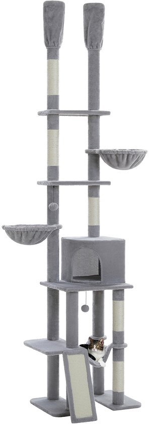 Hoge grijze kattenkrabpaal met twee palen die tot het plafond reiken, met zitjes, een huisje en krabtouwen. Een kat zit in het huisje.
