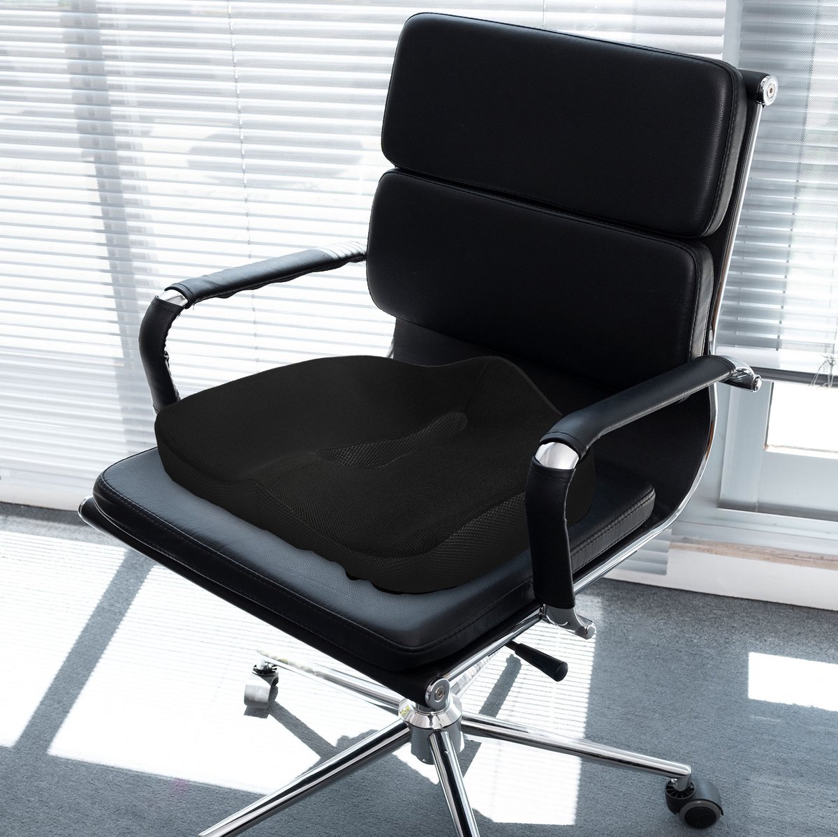 REDOM - Zitkussen - Ergonomisch en orthopedisch - Met stuituitsparing - Antislip noppenbodem - Voor bureaustoel en auto - Stof - Zwart - 44 x 39 x 13 cm