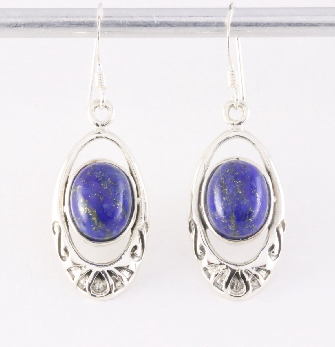 Opengewerkte zilveren oorbellen met lapis lazuli