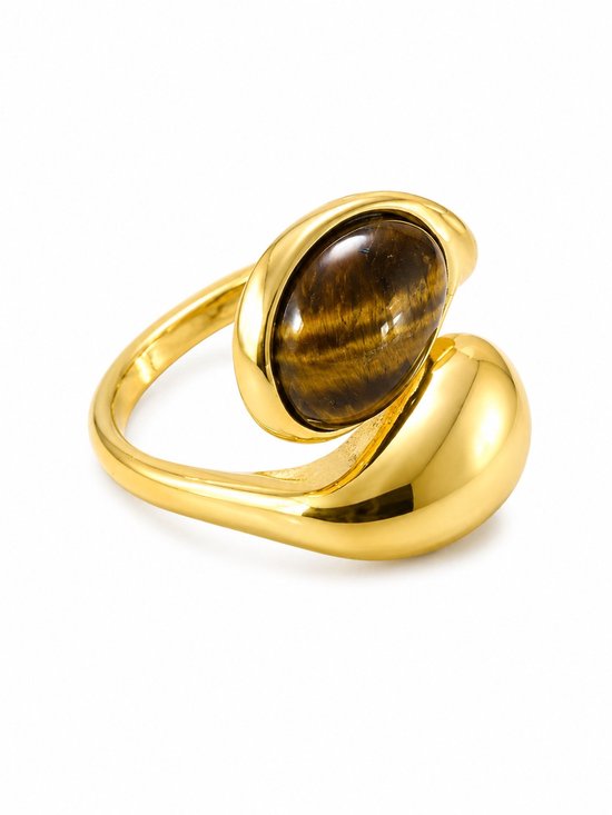 Gouden ring met een bruine tijgeroogsteen, druppelvormig en verstelbaar. De ring heeft een gepolijste afwerking.