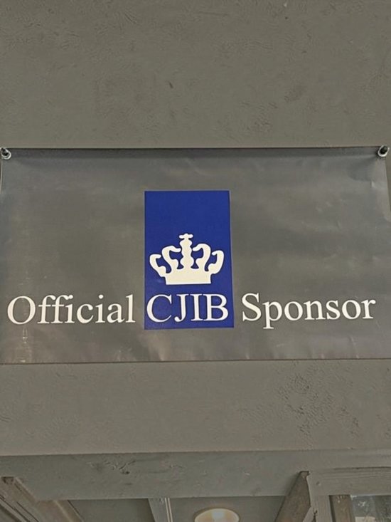 Banner met tekst 'Official CJIB Sponsor' en een kroon op een blauw vlak.