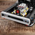 Zwarte Lego Charger met V8 motor en verchroomde details.