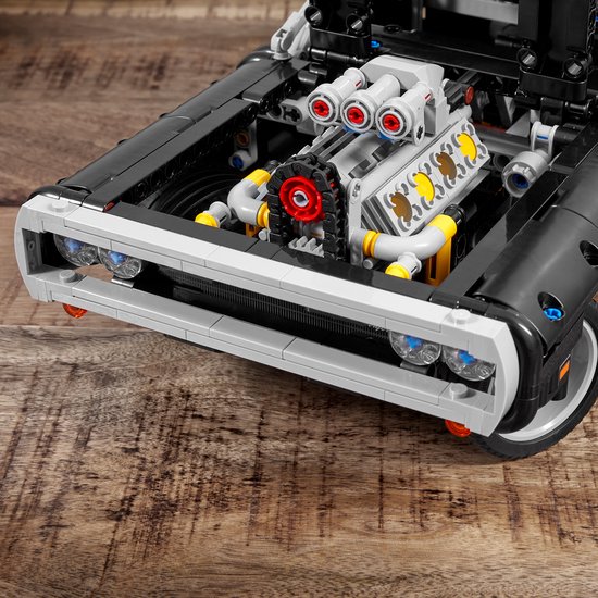 Zwarte Lego Charger met V8 motor en verchroomde details.