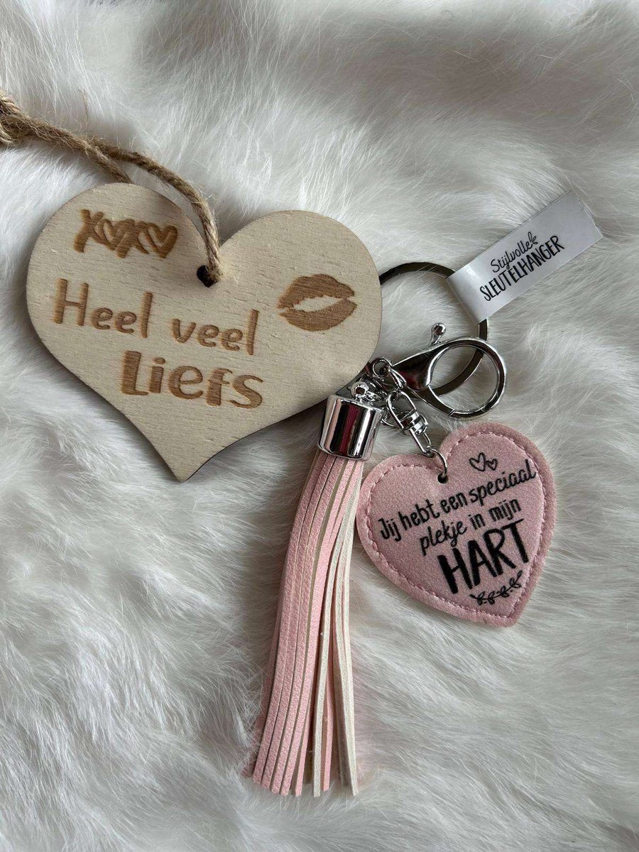 Creaties van hier – Tassel – Tashanger - Sleutelhanger – 17x5 cm – imitatie leer – Speciaal plekje in mijn hart - met houten hartje