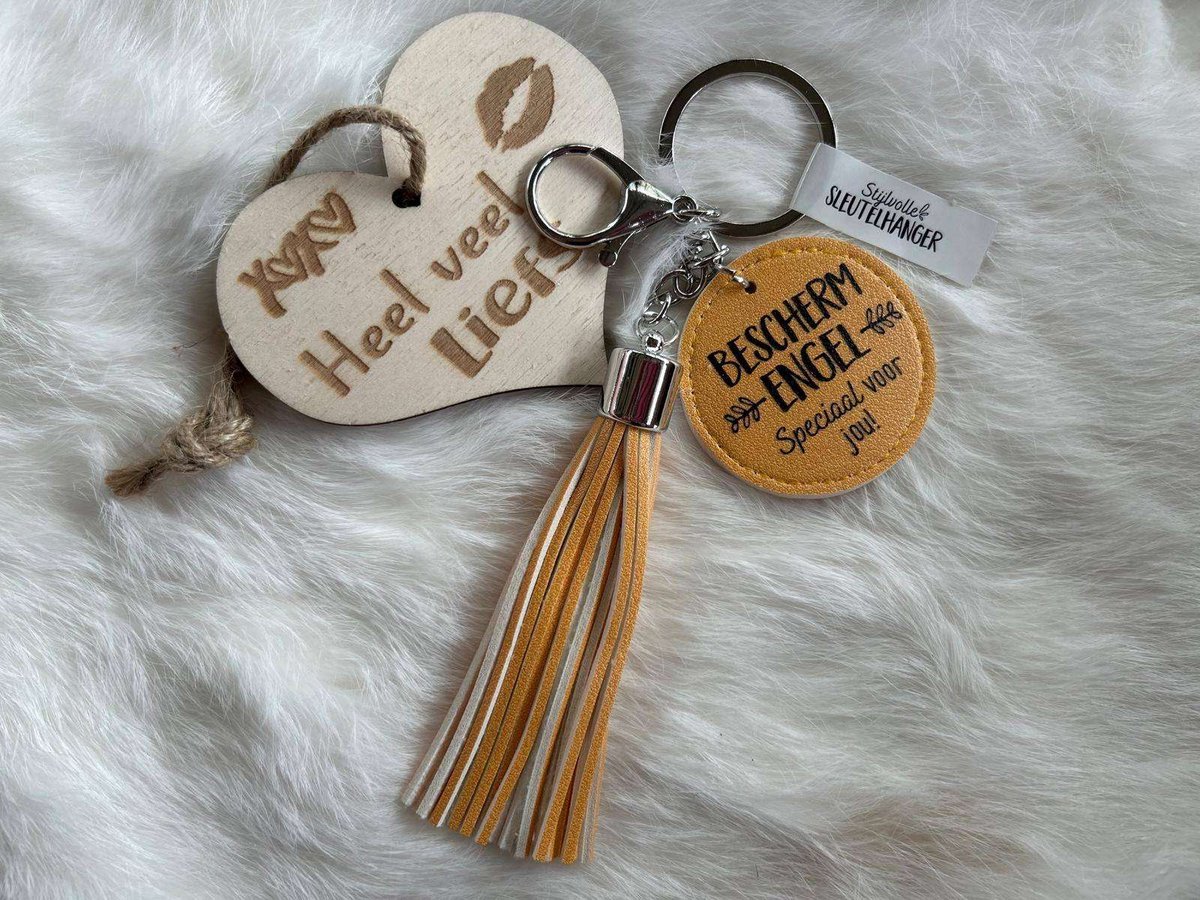 Creaties van hier – Tassel – Tashanger - Sleutelhanger – 17x5 cm – imitatie leer – Bescherm engel - met houten hartje