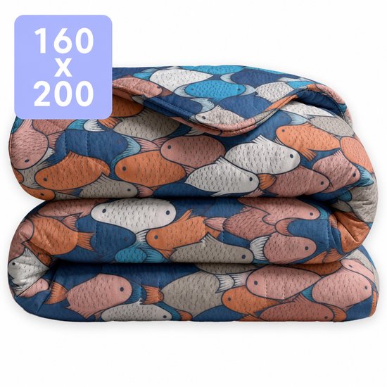 Blauw dekbed met een print van oranje, roze, witte en blauwe vissen in visgraatpatroon. Afmeting 160x200.