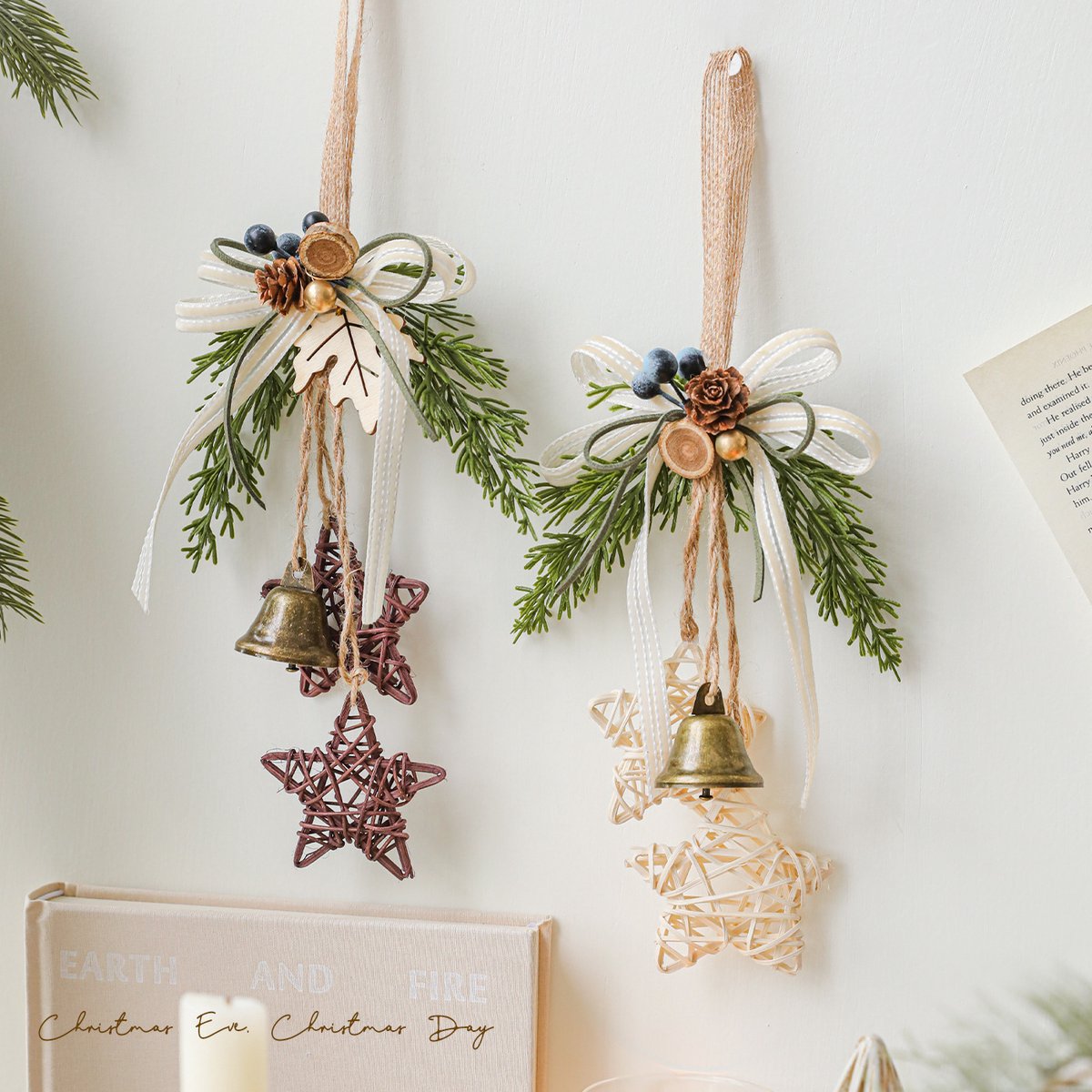 Houten Kersthangers met Bel – Kerst Hangdecoratie – 2 Stuks – Verschillende Modellen – Kerstdecoratie voor Deur, Deurklink, Kerstboom, Muur & Raam – Voor Kerst & Feestdagen